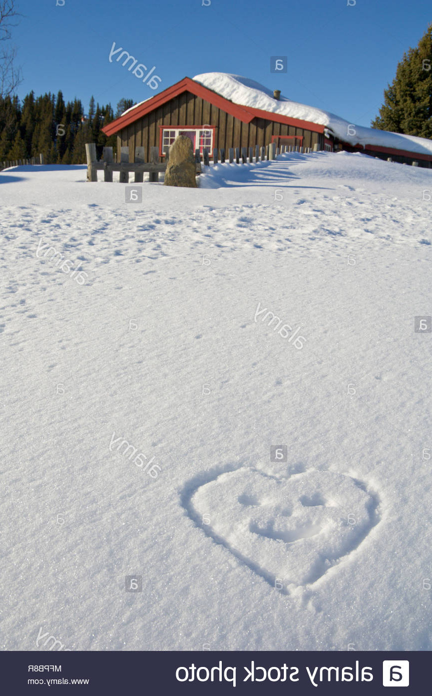 chalet de vacances de neige et un smiley en forme de coeur dessine dans la neige image