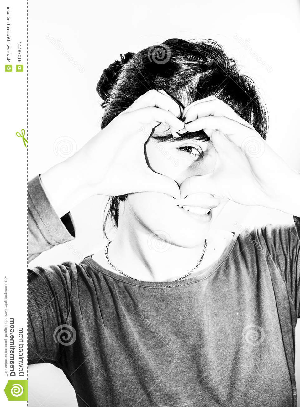 photo stock jeune femme faisant la forme de coeur en noir et blanc image