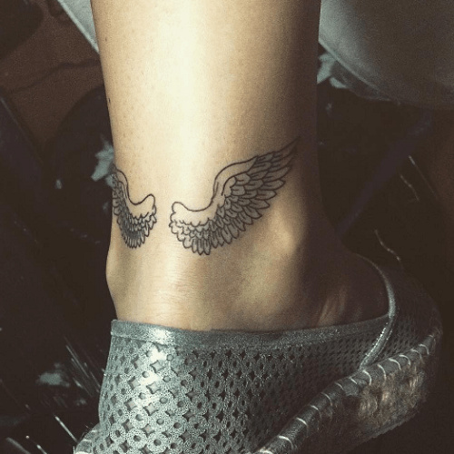 tatouage de coeur avec des ailes