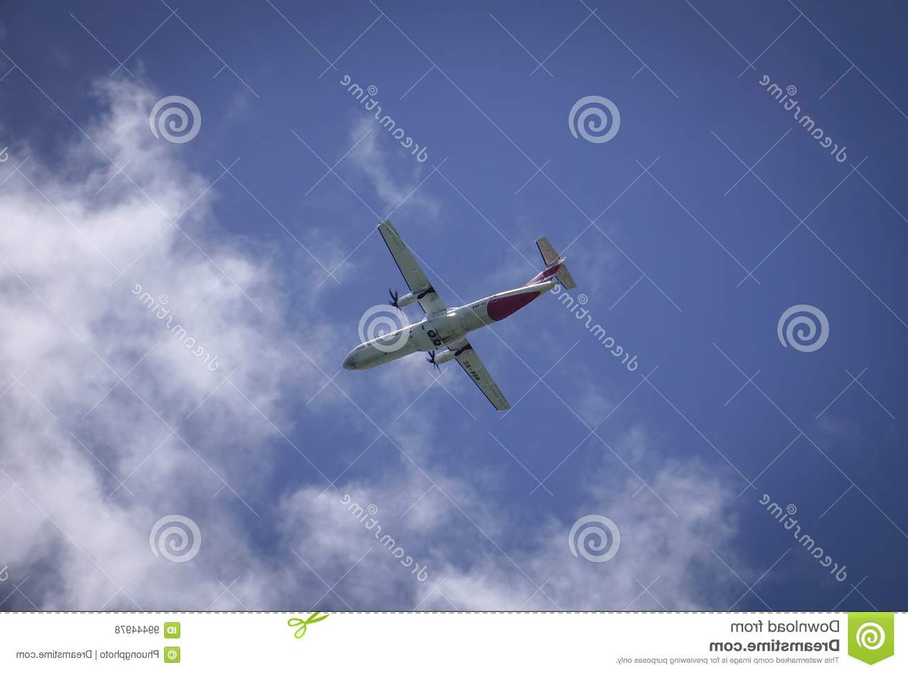 un vol davion dans le ciel photo stock editorial image du obtenez concernant avion dans le ciel