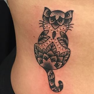 tatouage chat mandala ventre