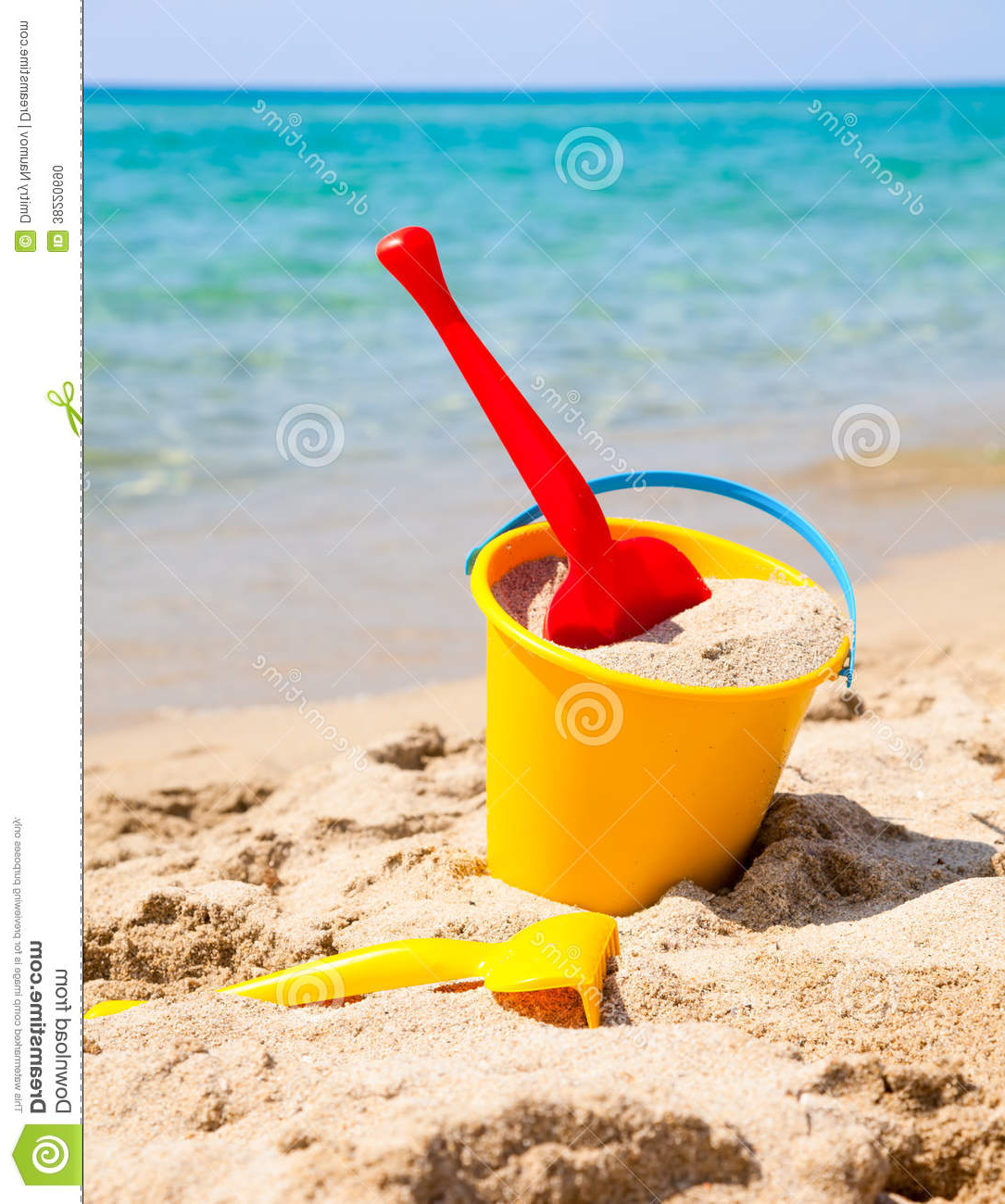 photo stock seau de plage avec la pelle image