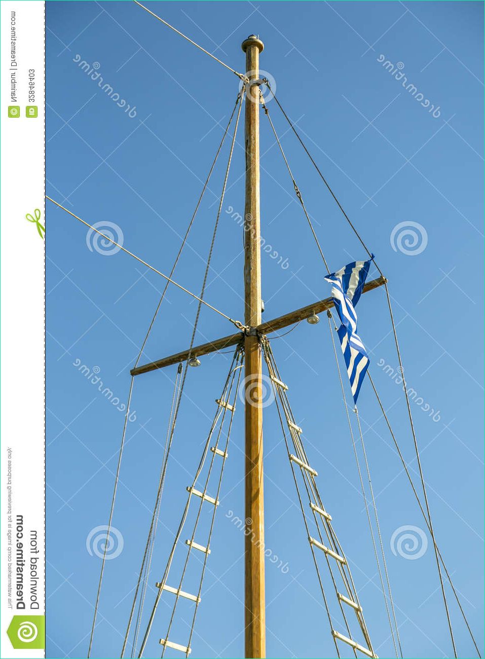 photos stock détail du mât d un bateau avec le drapeau grec image