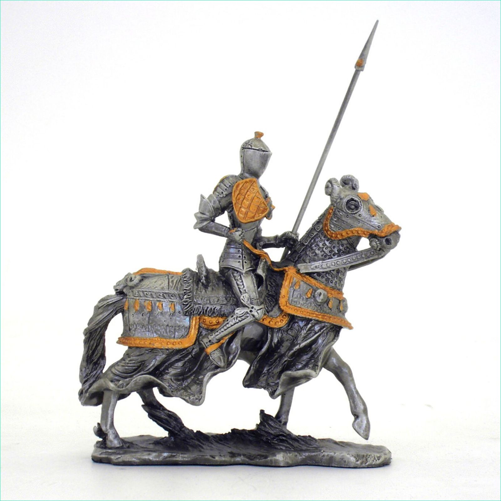 chevalier dueliste periode xiii eme siecle couleur argentee doree arme lance longue portee