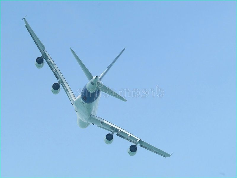photographie stock libre de droits vol à fuselage large d avion de ligne image