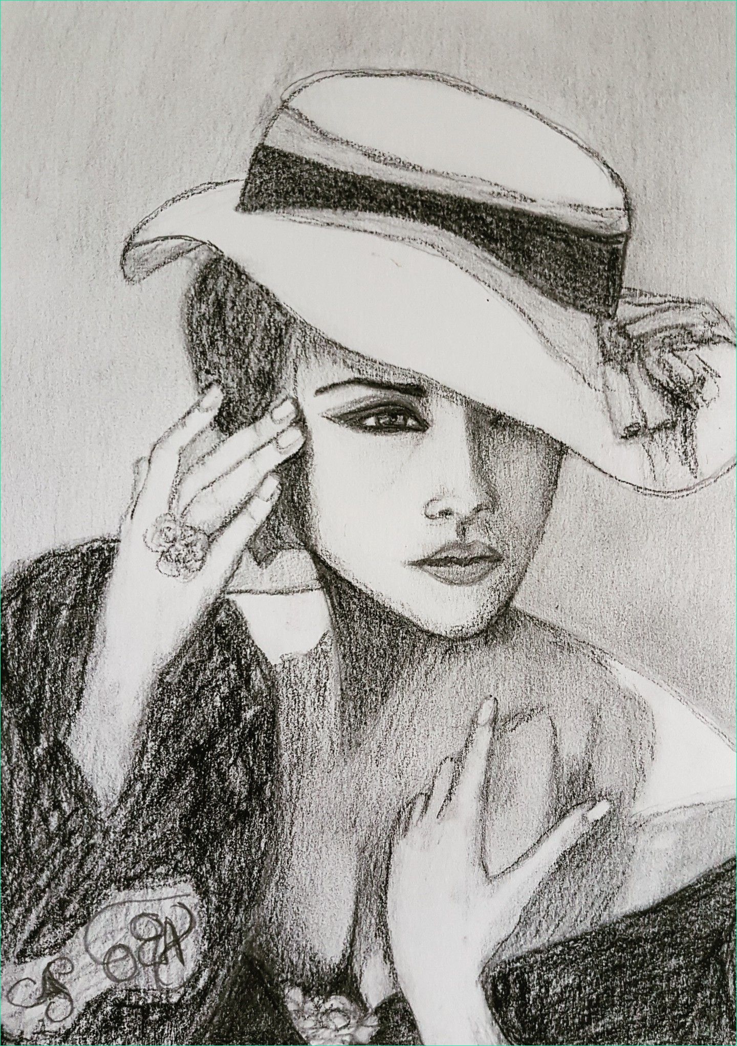femme au chapeau noir et blanc