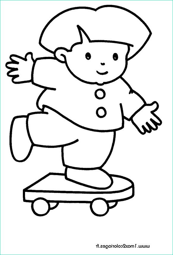 un enfant sur skateboard