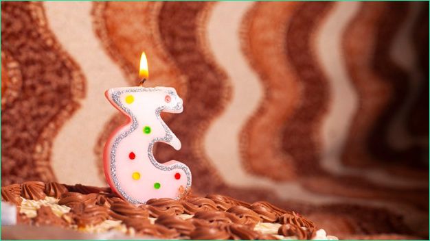 gateau fete anniversaire dessin anime mignon 3 ans numero bougie trois biscuit au chocolat baies cerises myrtilles